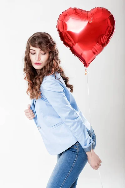 Femme avec des ballons à air en forme de coeur — Photo