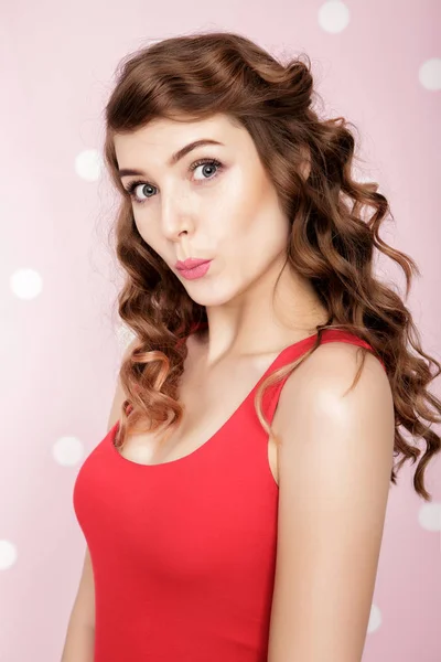 Schöne Frau auf rosa Hintergrund — Stockfoto