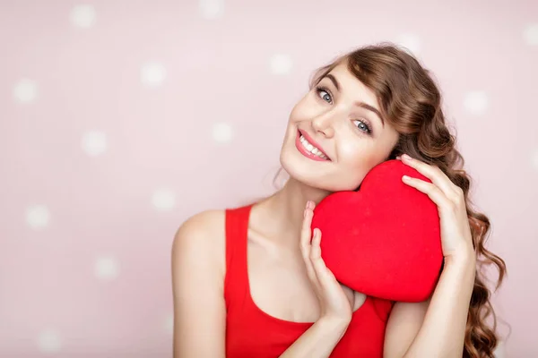 Mujer con corazones rojos sobre fondo rosa . —  Fotos de Stock