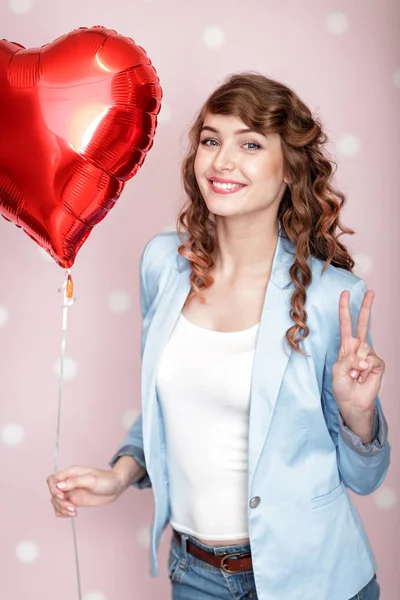 Mujer con globos de aire en forma de corazón —  Fotos de Stock