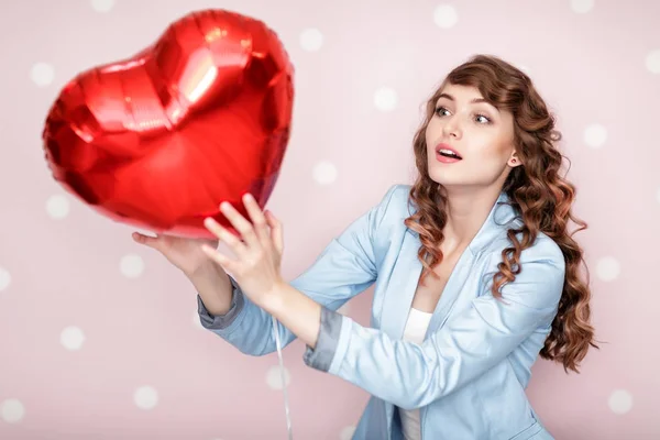 Mujer con globos de aire en forma de corazón —  Fotos de Stock