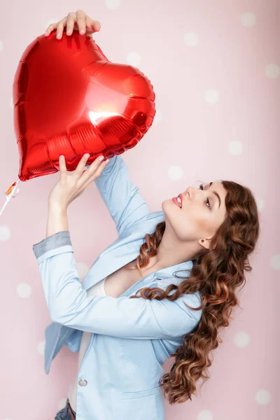 Femme avec des ballons à air en forme de coeur — Photo