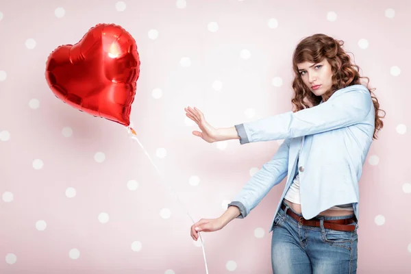 Femme avec des ballons à air en forme de coeur — Photo