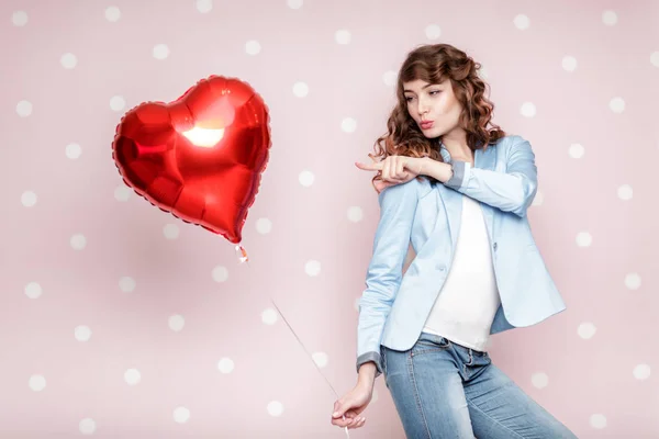 Femme avec des ballons à air en forme de coeur — Photo