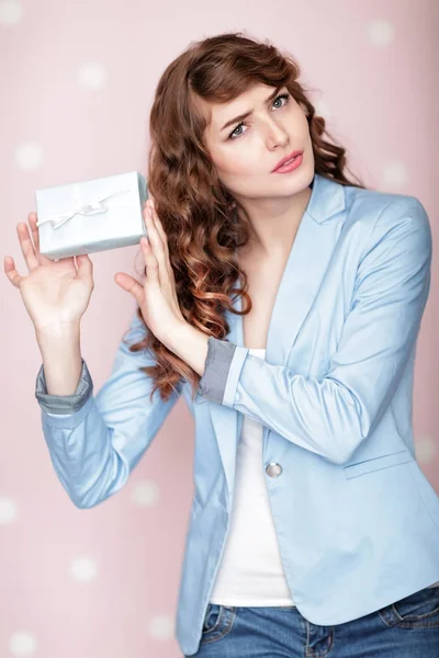 Woman in blue jacket holds gift box. — Stock Photo, Image