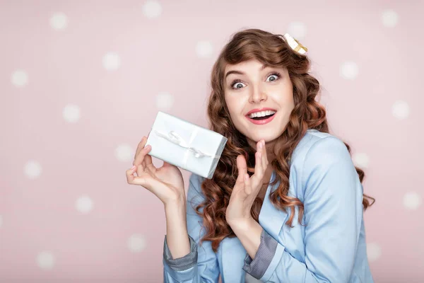 Mujer en chaqueta azul sostiene caja de regalo . — Foto de Stock