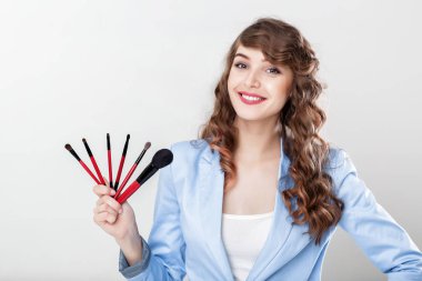 Makyöz makyaj fırça tutan