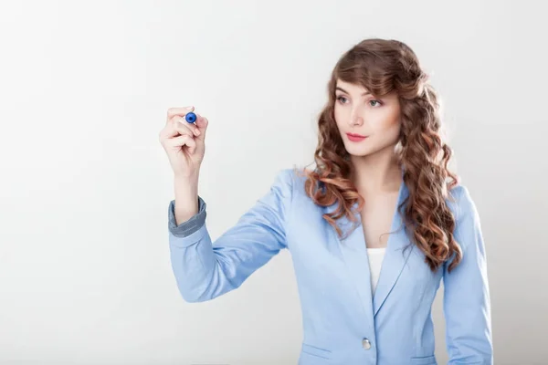 Mano de mujer escribiendo en pantalla — Foto de Stock