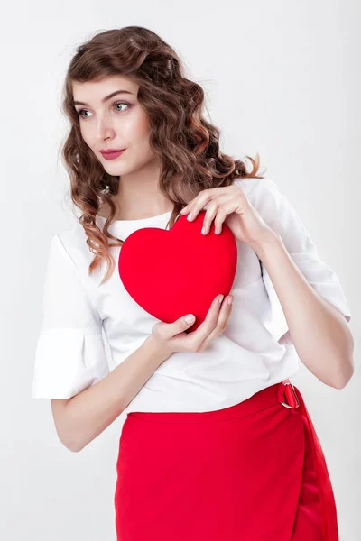 Mujer sosteniendo corazón rojo —  Fotos de Stock