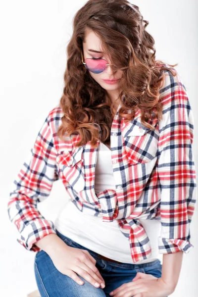 Mujer en gafas de sol y camisa a cuadros — Foto de Stock