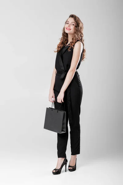 Γυναίκα με τα μαύρα με τσάντα για ψώνια — Φωτογραφία Αρχείου