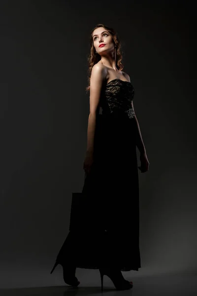 Bela mulher encaracolado em vestido preto — Fotografia de Stock