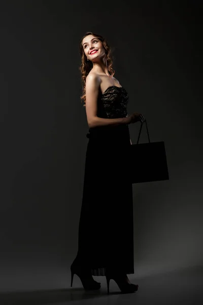 Γυναίκα με τα μαύρα με τσάντα για ψώνια — Φωτογραφία Αρχείου