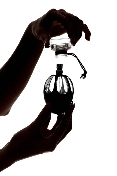 Manos femeninas sosteniendo una botella de perfume — Foto de Stock