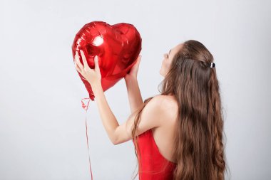 kalp şeklinde hava balonları kadınla