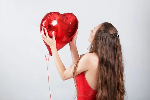 Kalp şeklinde hava balonları kadınla — Stok fotoğraf