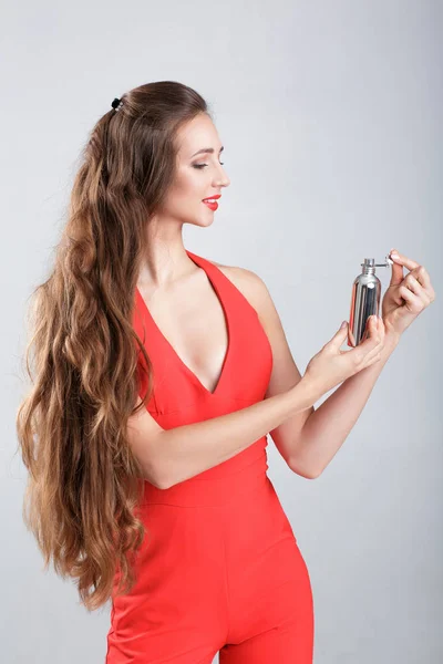 Femme en robe rouge avec parfum — Photo