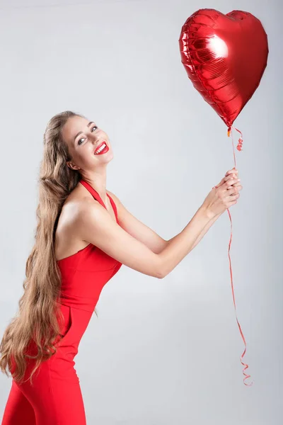 Mujer con globos de aire en forma de corazón . —  Fotos de Stock