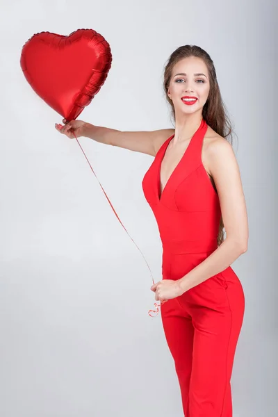 Kobieta z balony w kształcie serca. — Zdjęcie stockowe