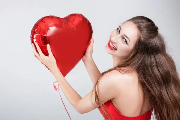 Mujer con globos de aire en forma de corazón . —  Fotos de Stock