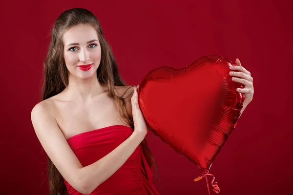 Mujer con globos de aire en forma de corazón . —  Fotos de Stock