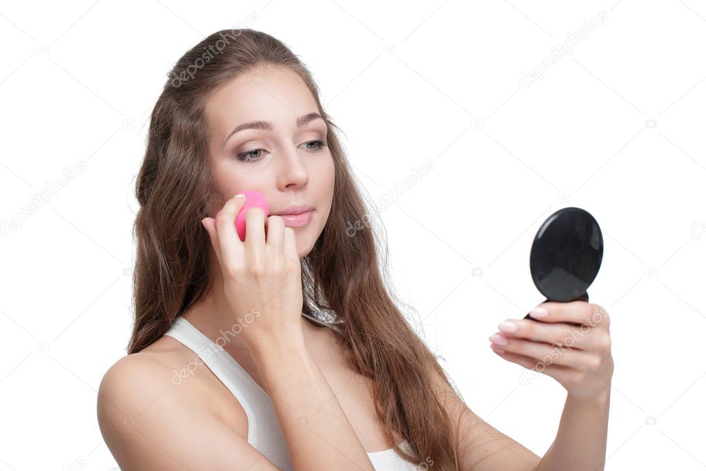 woman using beauty blender