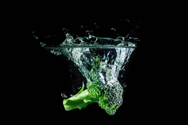 Broccoli in water splash — Stockfoto
