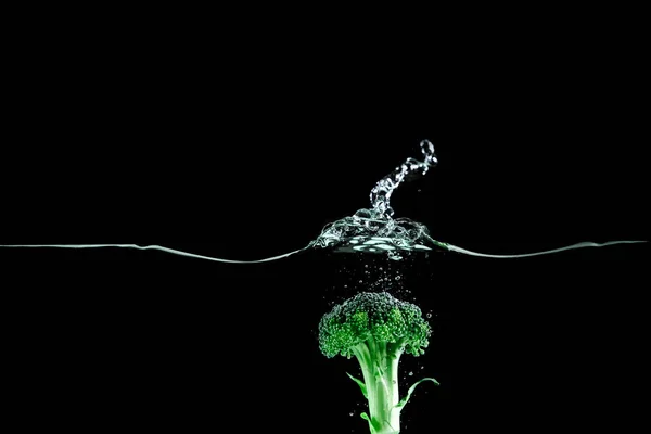 Brokuły w plusk wody — Zdjęcie stockowe