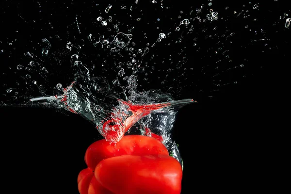 Peperone in acqua con spruzzata — Foto Stock