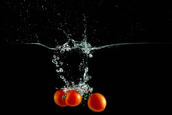 Pomodoro in spruzzi d'acqua — Foto Stock