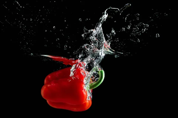 Bell pepper in water with splash — Stock Photo, Image