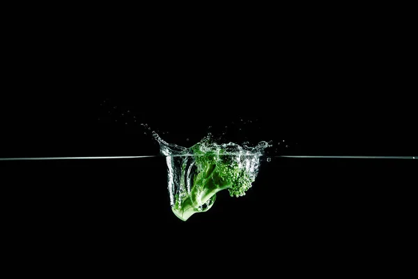 Brokkoli im Wasserspritzer — Stockfoto