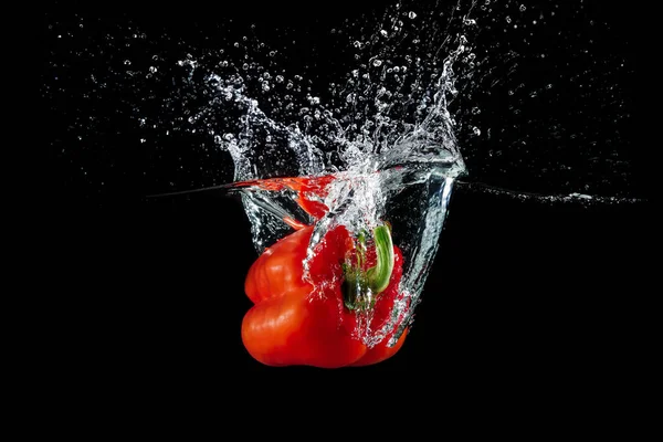 Peperone in acqua con spruzzata — Foto Stock