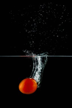 Su sıçratarak domates