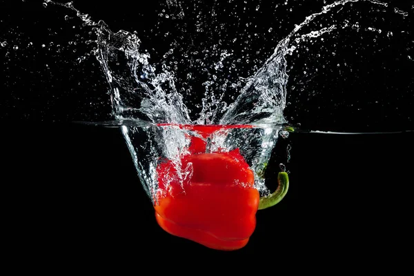Paprika i vatten med stänk — Stockfoto