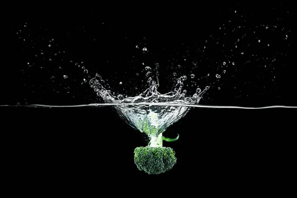 Broccoli i vatten med stänk — Stockfoto