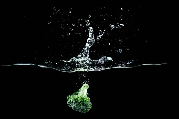 Brócoli en agua con salpicaduras — Foto de Stock