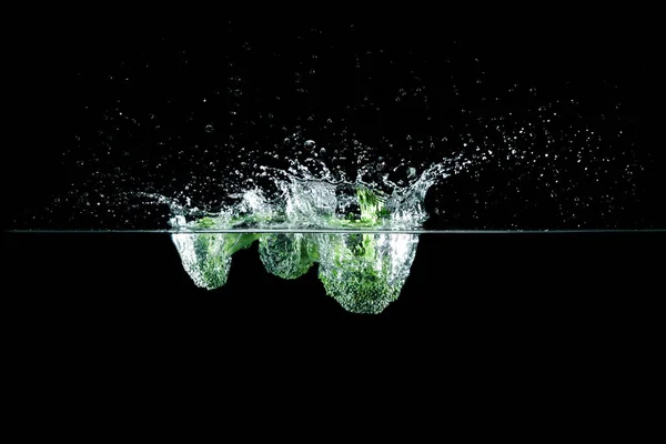 Broccoli in acqua con spruzzi — Foto Stock
