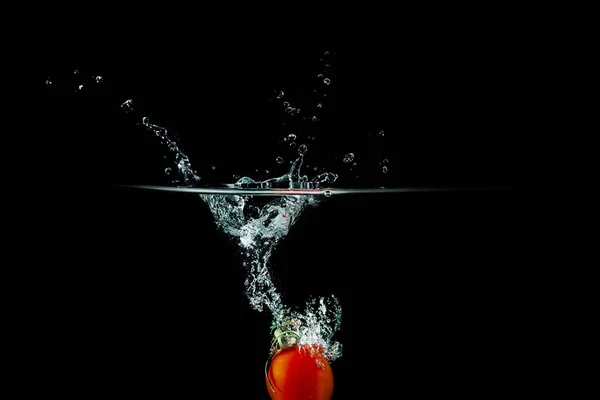 Pomodoro in spruzzi d'acqua — Foto Stock