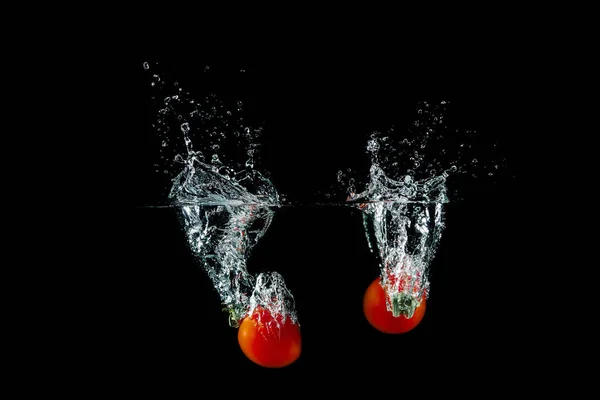 Pomodoro in spruzzi d'acqua — Foto Stock