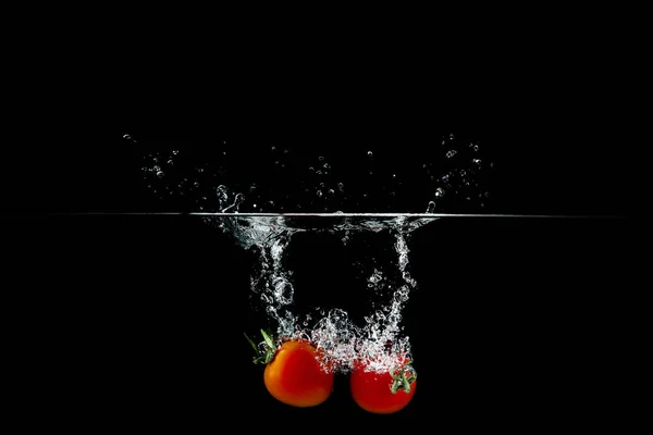 Tomate im Wasserspritzer — Stockfoto