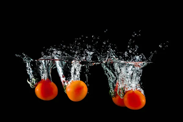 Pomodoro in spruzzi d'acqua — Foto Stock