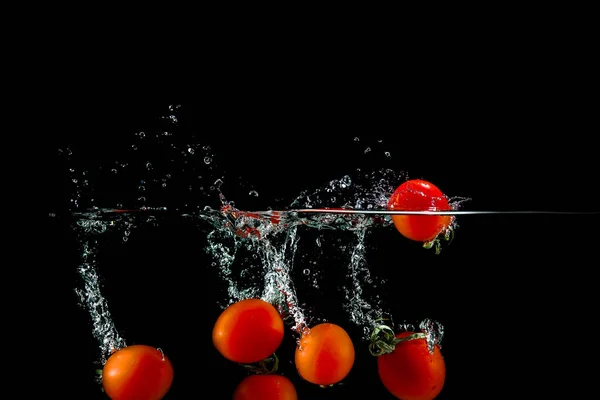 Pomodoro in spruzzi d'acqua — Foto Stock