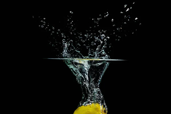 Limone in spruzzata d'acqua — Foto Stock