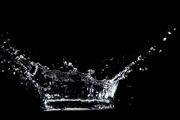 Wasserspritzer auf schwarz — Stockfoto