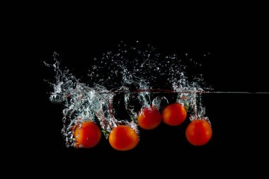 Su sıçratarak domates