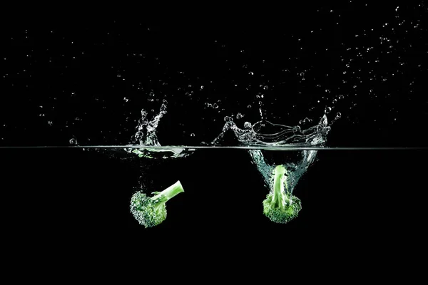 Broccoli in acqua con spruzzi — Foto Stock