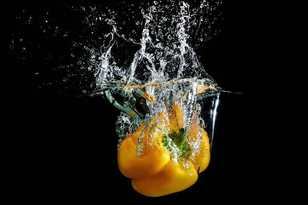 Peperone in acqua con spruzzata — Foto Stock