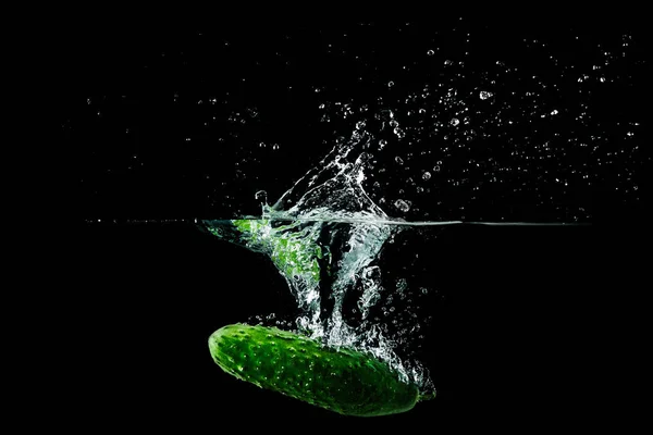 Cetriolo in acqua con spruzzata — Foto Stock