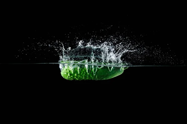 Gurke im Wasser mit Spritzer — Stockfoto